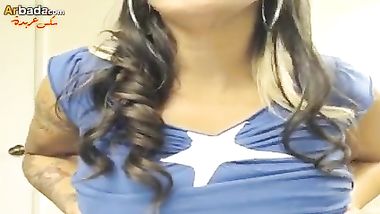 مشلاقيه حد ينيكها بتلعب فى كسها بزب جلد