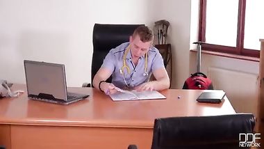 تتناك في مكتب الطبيب