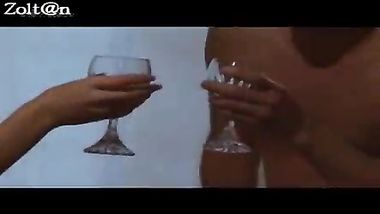 تمسك زبه بيدها وتضعه فى طيزها