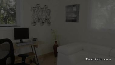 حسناء غسل السيارات تريد المزيد