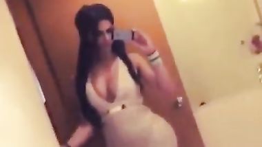 خليجية تستعرض جسمها الفظيع للدعاية والاعلان ليس الا