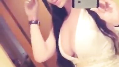 خليجية تستعرض جسمها الفظيع للدعاية والاعلان ليس الا