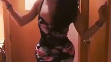 خليجية تستعرض جسمها الفظيع للدعاية والاعلان ليس الا