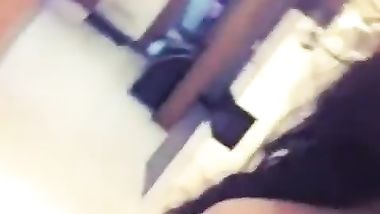 خليجية تستعرض جسمها الفظيع للدعاية والاعلان ليس الا