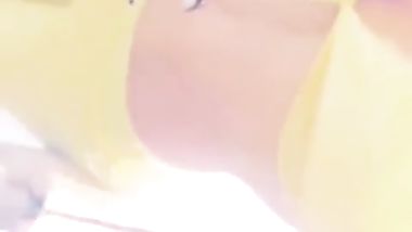 خليجية تستعرض جسمها الفظيع للدعاية والاعلان ليس الا