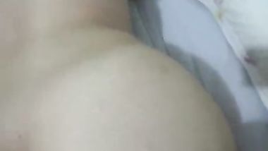 تفشخ طيزها لكى يدخل زبه باكامل