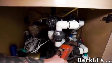 الفتاة الممحونة ذات الأثداء الطبيعية الكبيرة تركب على حبيبها