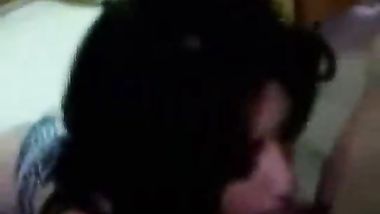 قحبة تعشق الزب تضعه بين بزازها و تحكه حتى تخرج منه المحنة مع ممحون