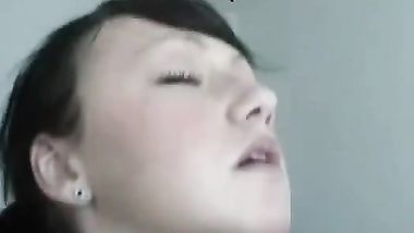 القحبة تمص زبي و تسخنني ثم اهيج عليها بالنيك و زبي يحفر كسها بقوة