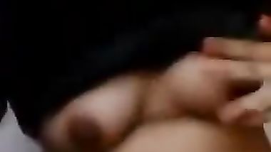 بنت بتدعك نفسها وتفرك فى بزازها وتلعب فى كسها بشهوة