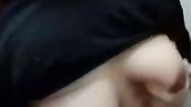 بنت بتدعك نفسها وتفرك فى بزازها وتلعب فى كسها بشهوة