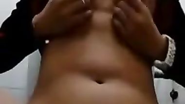 بنت بتدعك نفسها وتفرك فى بزازها وتلعب فى كسها بشهوة