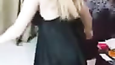 رقص وهى عاريه وطيزها وكسها مكشوفين رقص من الاءخر