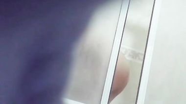 جسم نار لفتاة صغيره بكر صدر وبزاز محدش لعب فيهم وكس صغير مش باين من