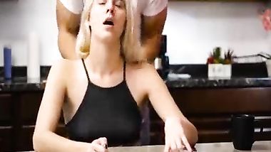 ابوها يخش عليها وهى بتذاكى وسيحها لحد ما اتكيفت