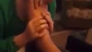 عاوزة فلوس سلف من صحبتها فخلتها تمص رجلها فى المقابل وتمتعها