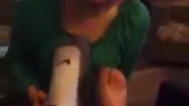 عاوزة فلوس سلف من صحبتها فخلتها تمص رجلها فى المقابل وتمتعها