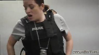 بيعزبو مجرم بالنيك عشان يعترف على الجريمة