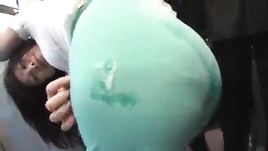 يتحرشو ببنت فى الاتوبيس وكل الركاب يضربو على طيزها عشرات