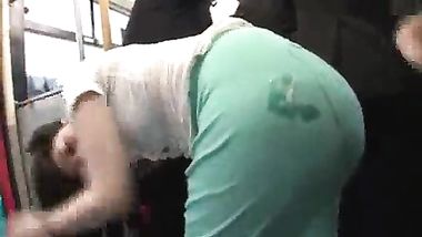 يتحرشو ببنت فى الاتوبيس وكل الركاب يضربو على طيزها عشرات