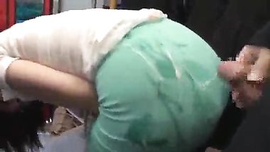 يتحرشو ببنت فى الاتوبيس وكل الركاب يضربو على طيزها عشرات