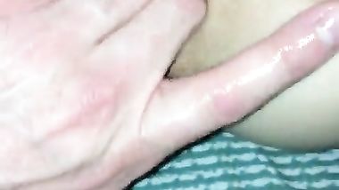 ينكها فى كسها وعاوز يدخله من طيزها وهى ضيقه