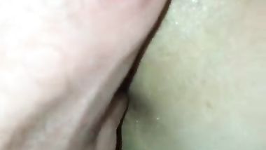 ينكها فى كسها وعاوز يدخله من طيزها وهى ضيقه