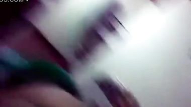 بنت هرت كسها دعك وماستكفتش جابت الفرشه وهاتى دعك علشان تتكيف