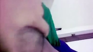 بنت هرت كسها دعك وماستكفتش جابت الفرشه وهاتى دعك علشان تتكيف