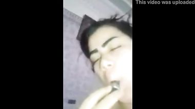 شرموطه بقلم رووج مش لقيا راجل لقيت قلم رووج بدل الراجل