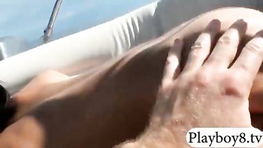 بنتين شراميط بيتناكو نيك ممحونه اللبوة وهي في المركب بينيكهم 2 عشيقهم