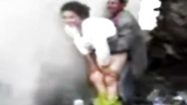 هوملس 2شحاتين اوعمال نظافه ماسكين واحده فى مقلب زباله فاشخينها نيك