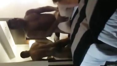 زوجة ديوث نايمة على طهرها وصاحبة مركب زوبره فيها