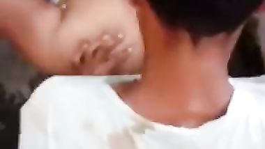 ابن بينك امة وهو  واصحابة عاملين يصورة وامة تالة بس وهوة مكمل احلى نيك