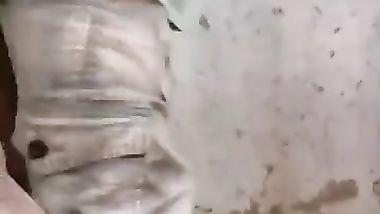 ابن بينك امة وهو  واصحابة عاملين يصورة وامة تالة بس وهوة مكمل احلى نيك