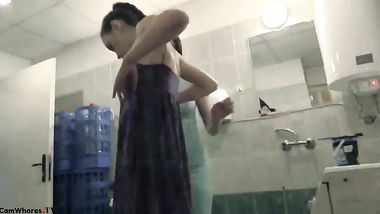 العارضة كرستينا وصديقتها