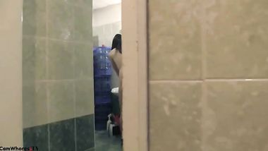 العارضة كرستينا وصديقتها