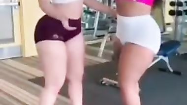 هايفوتك الفيديو ده لو ماشوفتش الطيز الجلي دي