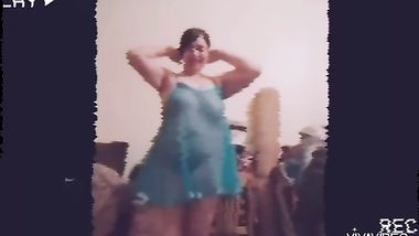 رقص بقميص نوم شفاف و بزازها عريانه