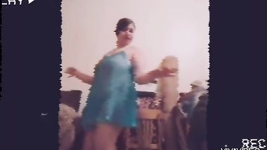 رقص بقميص نوم شفاف و بزازها عريانه