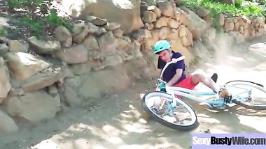 بيقع بلعجلة ويتعور فجرتة تخدو فبتها علشان تغيرلو علي الجرح