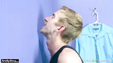 سكس نيك واحلي نياكه ف غرفة تبديل الملابس