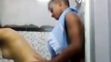 ينيك اختة بالحمام واهلة مش بالبيت