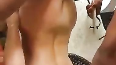 زانية بيرزع فكسها وبيهينها ويضربها بالشبشب