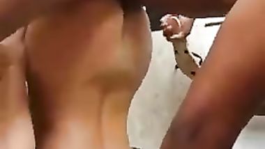 زانية بيرزع فكسها وبيهينها ويضربها بالشبشب