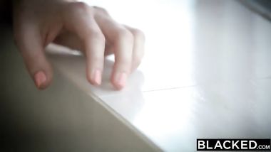 وجدها في منزله تتجسس علية نكها في خرم طيزها جاااااااامد