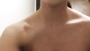 مراهقه كيوته اوى تدخل الحمام وتقلع ملط وتتصور وهيا لتلعب فى كسها وبزاز