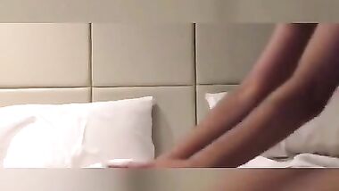 مراهقه كيوته اوى تدخل الحمام وتقلع ملط وتتصور وهيا لتلعب فى كسها وبزاز