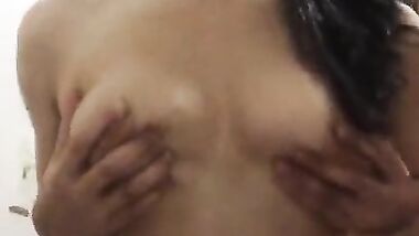 مراهقه كيوته اوى تدخل الحمام وتقلع ملط وتتصور وهيا لتلعب فى كسها وبزاز