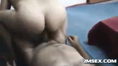 ينيكها فى طيزها الكبيرة بعد ما تركب عليه
